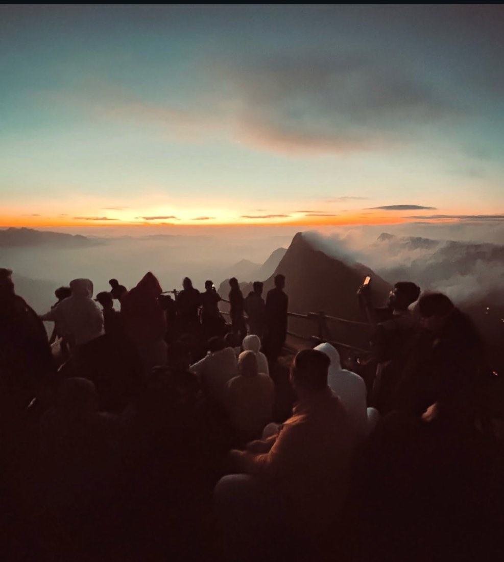 A small group waiting for sunrise at Kolukkumalai